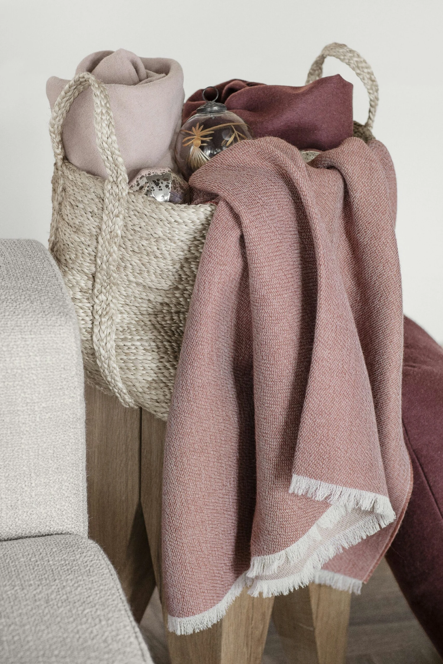 Venice Plaid 130x190 Cm, White / Rusty Red 2 Venice Plaid 130x190 Cm, White / Rusty Red – Bild 2