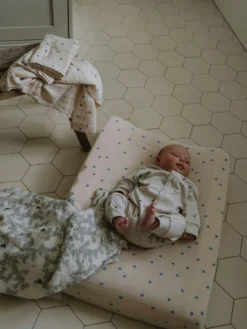 Bleu Wickelauflagenbezug Musselin, 50x70 Cm 6 Bleu Wickelauflagenbezug Musselin, 50x70 Cm -Hay || Linie Design || Bloomingville Verkäufe garbo friends bleu muslin changing mat cover 50x70x10 2