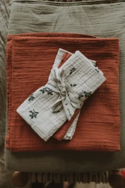 Blueberry Muslin Spucktücher 3-er Set, 40X40 Cm -Hay || Linie Design || Bloomingville Verkäufe garbo friends blueberry muslin burp cloths 3 pack 40x40 cm 0