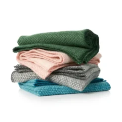 Klippan Yllefabrik Domino Baby Plaid 65x90 Cm, Dunkelgrau -Hay || Linie Design || Bloomingville Verkäufe klippan yllefabrik domino baby plaid 65x90 cm dunkelgrau 2