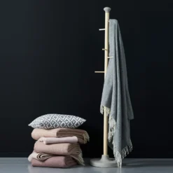 Klippan Yllefabrik Domino Baby Plaid 65x90 Cm, Dunkelgrau -Hay || Linie Design || Bloomingville Verkäufe klippan yllefabrik domino baby plaid 65x90 cm dunkelgrau 4