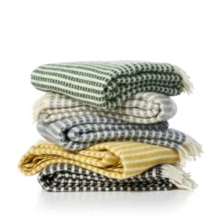 Klippan Yllefabrik Knut Plaid 130x200 Cm, Grün -Hay || Linie Design || Bloomingville Verkäufe klippan yllefabrik knut plaid 130x200 cm lichtgrau 2