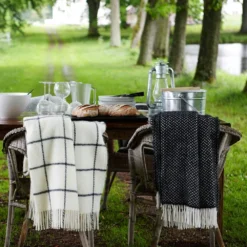 Klippan Yllefabrik Stella Plaid 130x200 Cm, Rauchblau -Hay || Linie Design || Bloomingville Verkäufe klippan yllefabrik stella plaid hellgrau 1