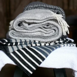 Klippan Yllefabrik Stella Plaid 130x200 Cm, Rauchblau -Hay || Linie Design || Bloomingville Verkäufe klippan yllefabrik stella plaid hellgrau 3