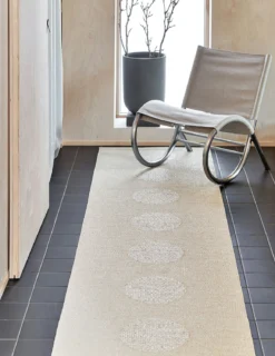 Vera 2.0 Teppich Beige / Beige Metallic, 70x280 Cm -Hay || Linie Design || Bloomingville Verkäufe pappelina vera 20 beige beige met 70x200cm 8 2