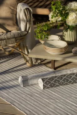 Ella Gerippter Teppich Dunkelgrau / Weiß, 70x160 Cm -Hay || Linie Design || Bloomingville Verkäufe recycled by wille ella gerippter teppich dunkelgrau wei 2 3