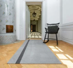 Stripes Vertikal Teppich Hellgrau / Steel Grey, 90x200 Cm -Hay || Linie Design || Bloomingville Verkäufe tica copenhagen floormat polyamide 120x67cm light grey steelgrey 14