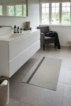 Stripes Vertikal Teppich Hellgrau / Steel Grey, 67x120 Cm -Hay || Linie Design || Bloomingville Verkäufe tica copenhagen floormat polyamide 120x67cm light grey steelgrey 4