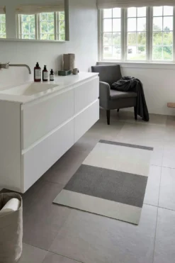 Stripes Teppich Steel Grey / Hellgrau, 67x120 Cm 11 Stripes Teppich Steel Grey / Hellgrau, 67x120 Cm -Hay || Linie Design || Bloomingville Verkäufe tica copenhagen floormat polyamide 120x67cm steelgrey light grey 6