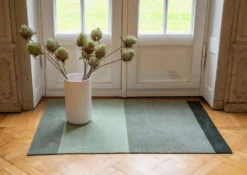 Stripes Teppich Hellgrün / Dunkelgrün, 90x130 Cm 11 Stripes Teppich Hellgrün / Dunkelgrün, 90x130 Cm -Hay || Linie Design || Bloomingville Verkäufe tica copenhagen floormat polyamide120x67cm light dusty darkgreen 14