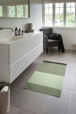 Stripes Teppich Hellgrün / Dunkelgrün, 67x120 Cm 11 Stripes Teppich Hellgrün / Dunkelgrün, 67x120 Cm -Hay || Linie Design || Bloomingville Verkäufe tica copenhagen floormat polyamide120x67cm light dusty darkgreen 6