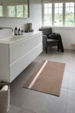 Stripes Teppich Vertikal Sandfarben/Light Rose, 67x120 Cm 10 Stripes Teppich Vertikal Sandfarben/Light Rose, 67x120 Cm -Hay || Linie Design || Bloomingville Verkäufe tica copenhagen polyamide stripe vertical sand light rose 6