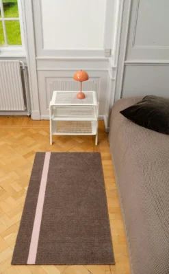 Stripes Teppich Vertikal Sandfarben/Light Rose, 67x120 Cm 11 Stripes Teppich Vertikal Sandfarben/Light Rose, 67x120 Cm -Hay || Linie Design || Bloomingville Verkäufe tica copenhagen polyamide stripe vertical sand light rose 7