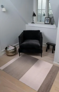 Stripes Teppich Sandfarben/Light Rose, 90x130 Cm 11 Stripes Teppich Sandfarben/Light Rose, 90x130 Cm -Hay || Linie Design || Bloomingville Verkäufe tica copenhagen polyamide stripes horizontal sand light rose 23