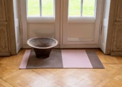 Stripes Teppich Sandfarben/Light Rose, 67x120 Cm 9 Stripes Teppich Sandfarben/Light Rose, 67x120 Cm -Hay || Linie Design || Bloomingville Verkäufe tica copenhagen polyamide stripes horizontal sand light rose 8